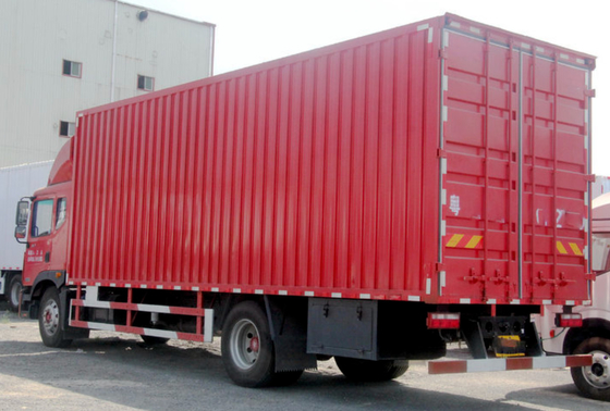 Le camion de livraison diesel de cargaison euro V nivellent Van Cargo Truck 4x2 conduisant l'empattement de 5200mm