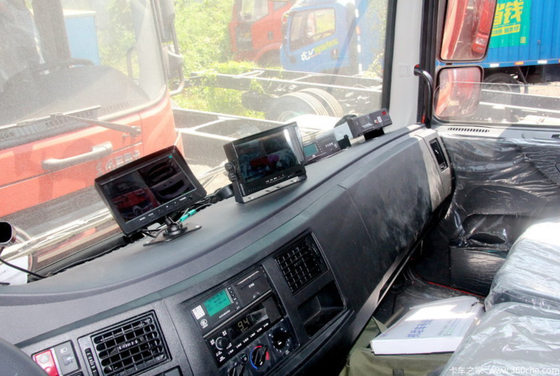 Le camion de livraison diesel de cargaison euro V nivellent Van Cargo Truck 4x2 conduisant l'empattement de 5200mm