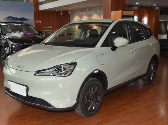 Main gauche conduisant le véhicule électrique de la voiture électrique 31.15kwh New Energy d'EV