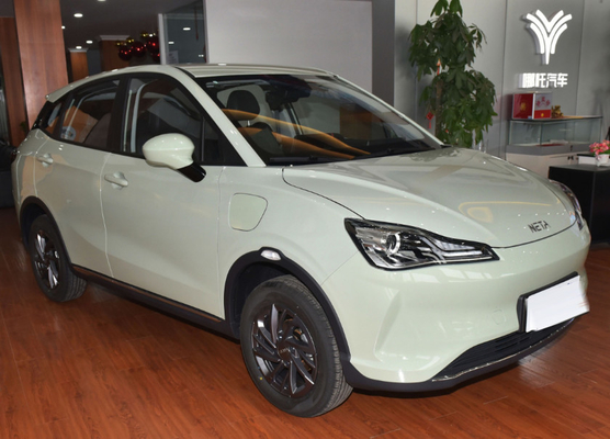 Main gauche conduisant le véhicule électrique de la voiture électrique 31.15kwh New Energy d'EV