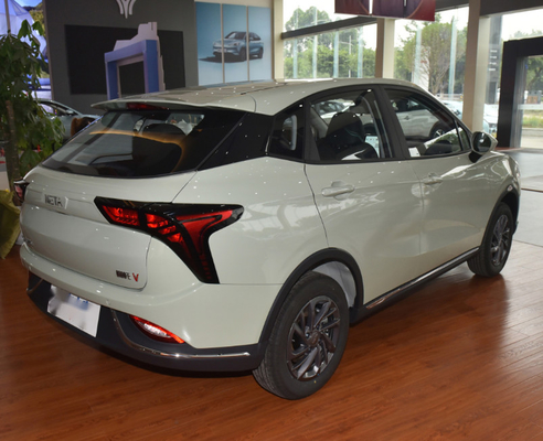 Main gauche conduisant le véhicule électrique de la voiture électrique 31.15kwh New Energy d'EV